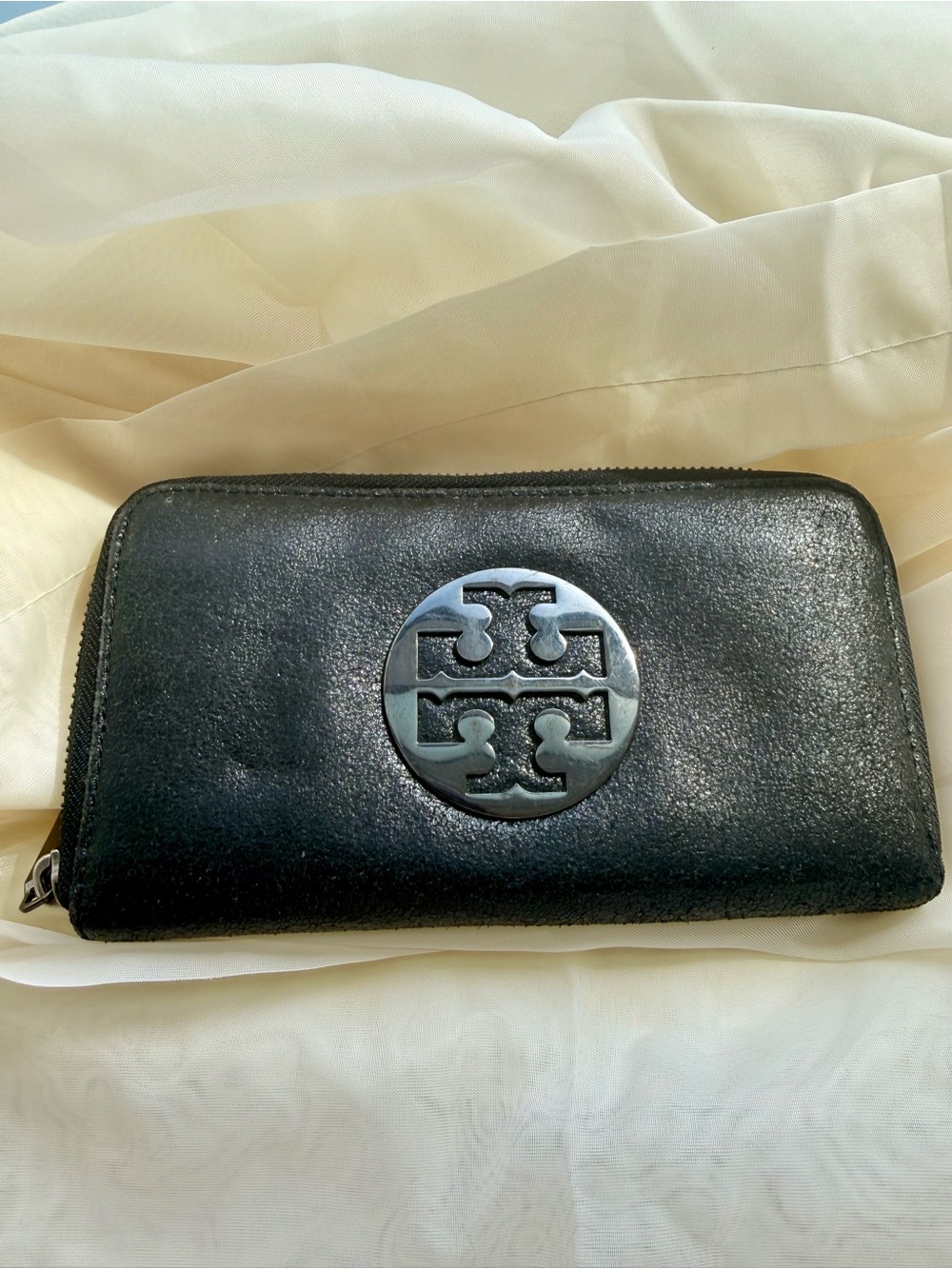 Tory Burch Vintage Black Leather Zip Wallet Round Cutout Logo